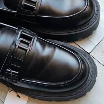 Zara Giyilmiş Ayakkabı Gönderdi