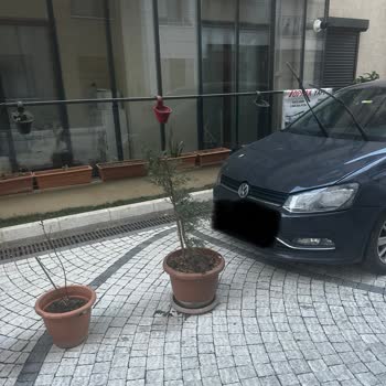 İBB - İstanbul Büyükşehir Belediyesi Duba Ve Saksı İle Yer Tutma