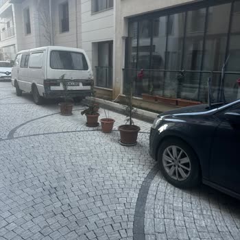 İBB - İstanbul Büyükşehir Belediyesi Duba Ve Saksı İle Yer Tutma