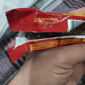 Ülker Çikolatalı Gofret Bayat Ve Üzerinde Beyaz Yapılar Var