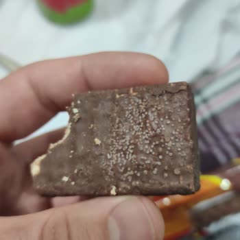 Ülker Çikolatalı Gofret Bayat Ve Üzerinde Beyaz Yapılar Var