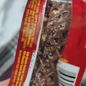 Ülker Çikolatalı Gofret Bayat Ve Üzerinde Beyaz Yapılar Var