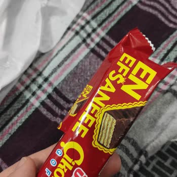 Ülker Çikolatalı Gofret Bayat Ve Üzerinde Beyaz Yapılar Var