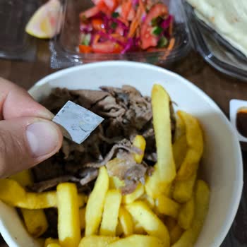 Köfteci Yusuf Dönerden Çıkan Metal Parça