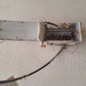 Türk Telekom İnternet Kabloları Tüm Sokakta Resmen Cevre Kirliliği