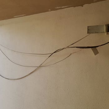 Türk Telekom İnternet Kabloları Tüm Sokakta Resmen Cevre Kirliliği