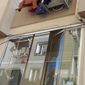 Türk Telekom İnternet Kabloları Tüm Sokakta Resmen Cevre Kirliliği
