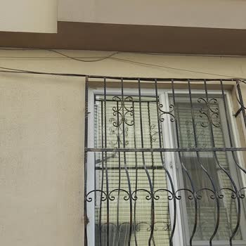 Türk Telekom İnternet Kabloları Tüm Sokakta Resmen Cevre Kirliliği