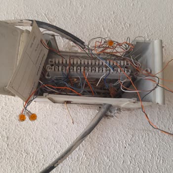 Türk Telekom İnternet Kabloları Tüm Sokakta Resmen Cevre Kirliliği