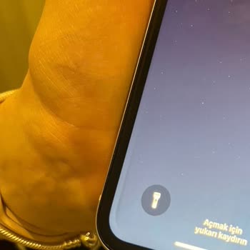 iPhone 11 Sol Alt Köşede Gölge