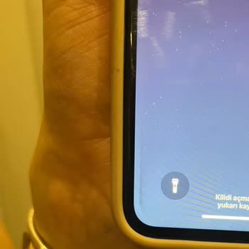 iPhone 11 Sol Alt Köşede Gölge