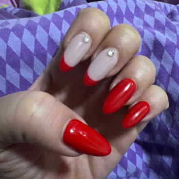 Galata Nail Art Çalışanı Beni Ters Bir Tavırla Karşıladı.