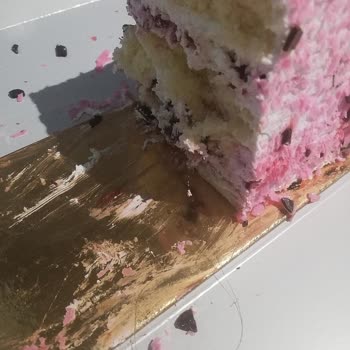 Tatbak Pastadan Saç Çıktı