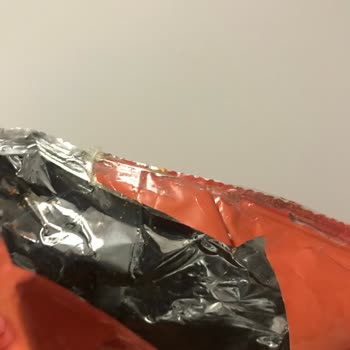 BİM Market Ambalajı Yırtık Ürünü Bantlayıp Satıyor