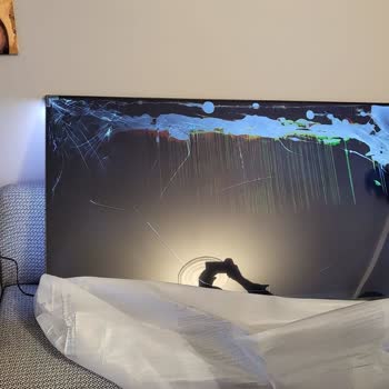 Media Markt Philips Marka Hasarlı 70 İnç Televizyon