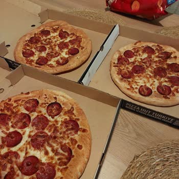 Pizza Hut Dalga Geçer Pizza