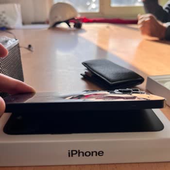 İPhone 13 Şarj Esnasında Patladı