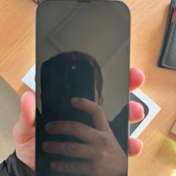 İPhone 13 Şarj Esnasında Patladı