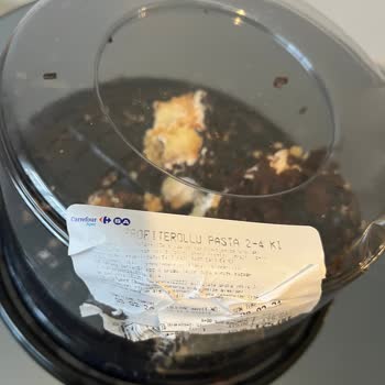 İstanbul Forum Carrefour SA'da Aldığımız Çikolatalı Pastanın Kötü Tadı