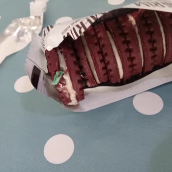 BİM Sorumsuzluğu Bisküviden Plastik Çıktı.
