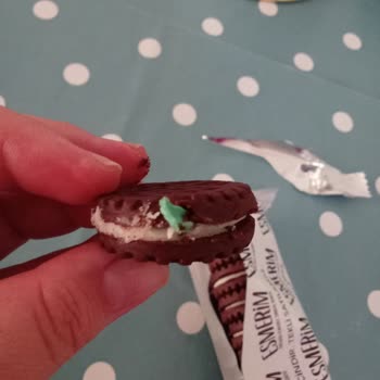 BİM Sorumsuzluğu Bisküviden Plastik Çıktı.
