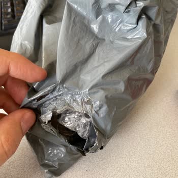 Sürat Kargo Paket İçeriği Açıp İçine Bakıyor