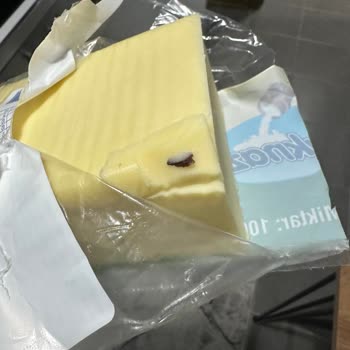 Aknaz Peynirin İçinde Yabancı Cisim