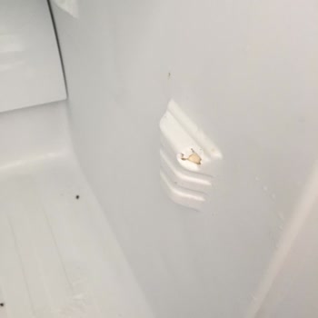 Arçelik Buzdolabının Buzluk Bölümünde Kasa Kısmında Kırık