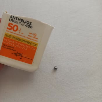 La Roche Güneş Kreminin İçinde Metal Top