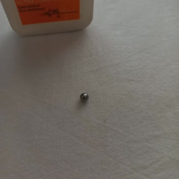 La Roche Güneş Kreminin İçinde Metal Top