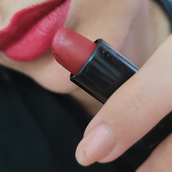 Avon Red Supreme Adlı Rujun Aslında Pembe Olması