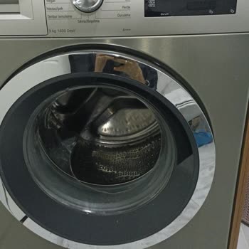 Bosch Çamaşır Makinesi Çalışırken Ön Cam Kırıldı