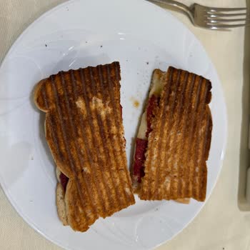 Dalyan Club Yanmış Tost Ve Farklı Zamanda Gelen Siparişler