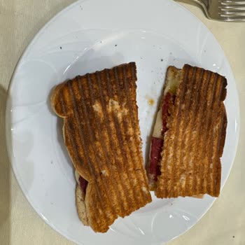 Dalyan Club Yanmış Tost Ve Farklı Zamanda Gelen Siparişler