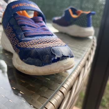 Skechers İç Mekan Ayakkabısı Kısa Sürede Yırtıldı Ve Hata Bize Verildi