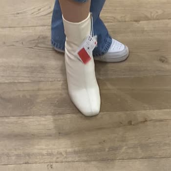 Hilltown Bershka Etiket Üzerindeki Fiyattan Satış Yapılmaması