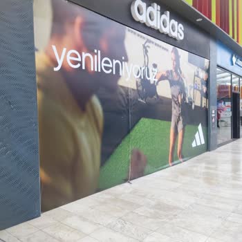 Bilgi Vermeden Yenilemeye Giren Adidas Mağaza