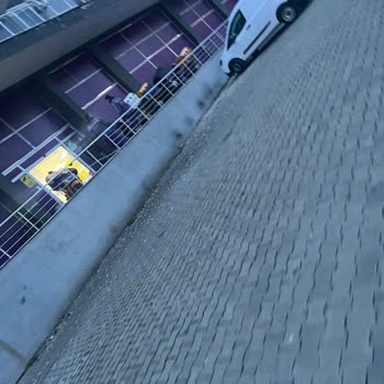 Getir Deposu Önü İzmarit Dolu