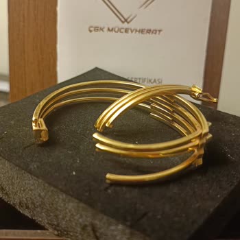 Çiğdem Gürel Kuyumculuk Bilezik Takarken Kırıldı.
