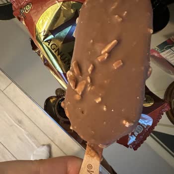 Magnum Pakette Bademli Yazıyor Fakat Bademi Yok!