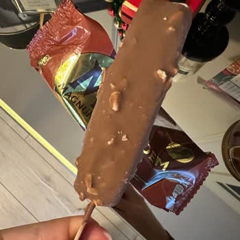 Magnum Pakette Bademli Yazıyor Fakat Bademi Yok!