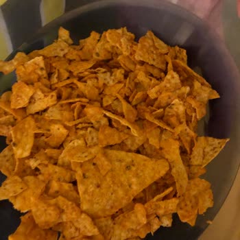 Doritos Turuncu Paket Cips Paramparça Çıktı Paketinden