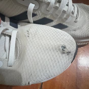 adidas FLO’dan Aldığım Ayakkabıda Kumaş Zedelenmesi Meydana Geldi.