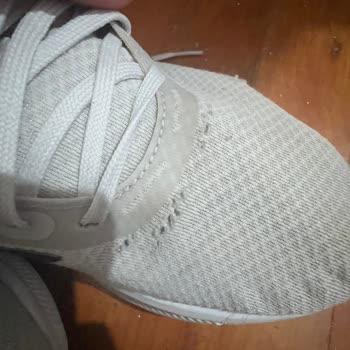 adidas FLO’dan Aldığım Ayakkabıda Kumaş Zedelenmesi Meydana Geldi.