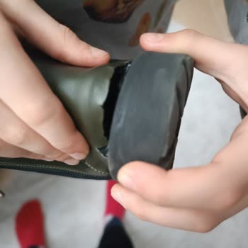 FLO Mağazası Alınan Botlar 3 Ay Olmadan Parçalandı