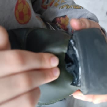 FLO Mağazası Alınan Botlar 3 Ay Olmadan Parçalandı