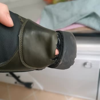 FLO Mağazası Alınan Botlar 3 Ay Olmadan Parçalandı