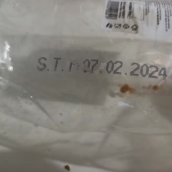 A101 Tam Buğday Çeşit Ekmeğin Tarihi Geçmiş Ve Küflenmiş.