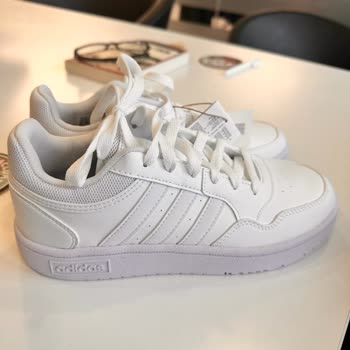 adidas Ürünün Taban Rengi Farklı Geldi