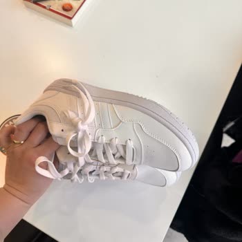 adidas Ürünün Taban Rengi Farklı Geldi